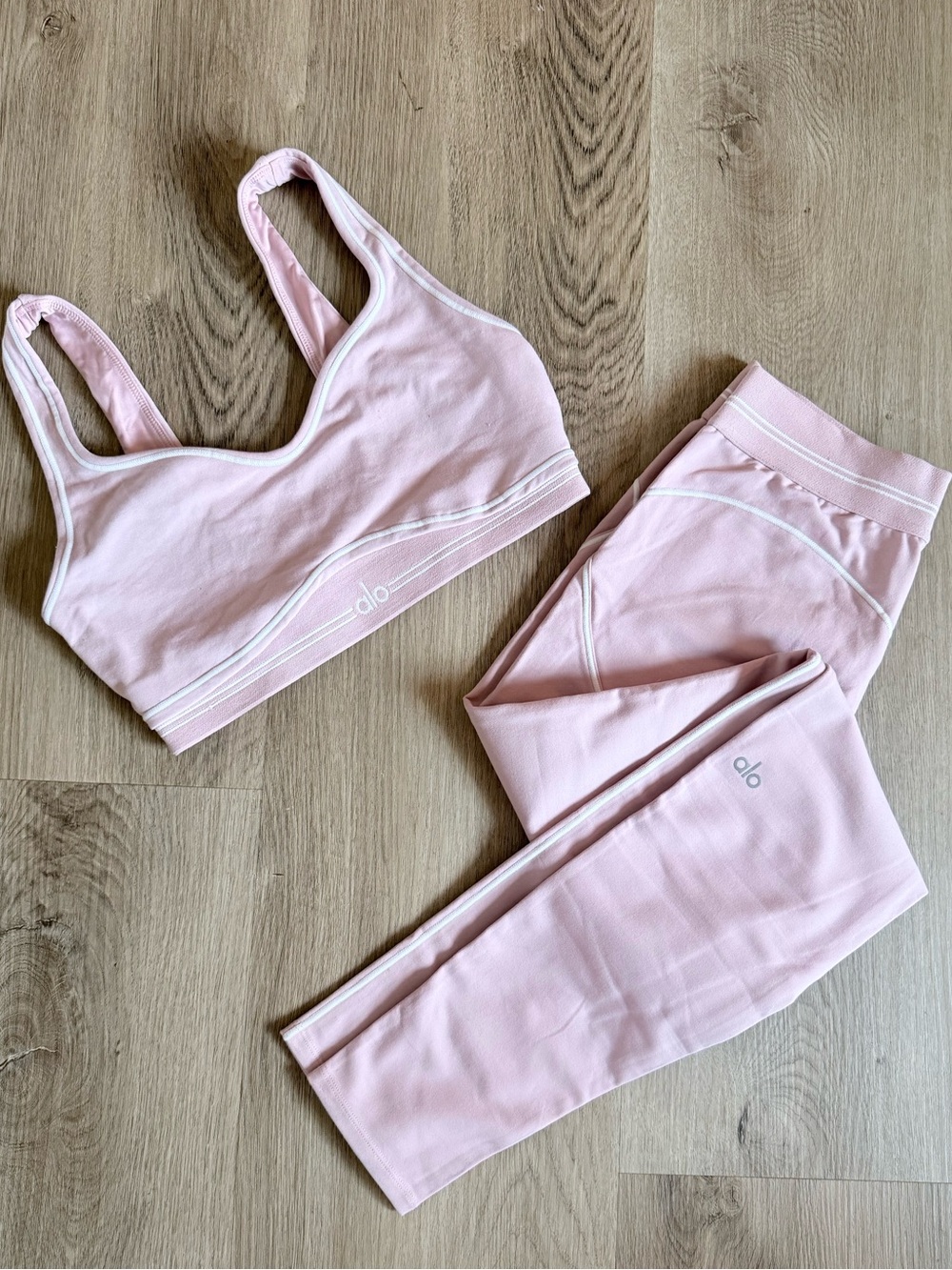 alo yoga - heart throb set - pale pink